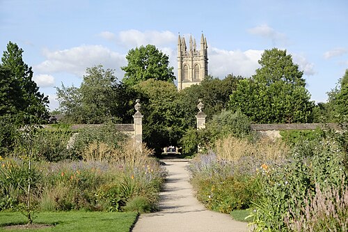 Serres du jardin botanique d'Oxford (Oxford Botanic Garden), Oxford, Oxfordshire — A view of the University of Oxford Botanic Garden from outside the walled garden.…