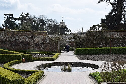 Serres du Flower Garden et du Melon Yard (Lost Gardens of Heligan), Pentewan, près de St Austell (Cornouailles) — Walled garden with pond, Lost Gardens of Heligan