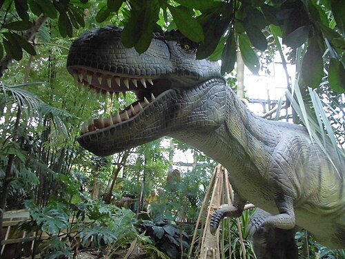 Biosphäre Potsdam, Potsdam, Brandenburg — Dinosaurierfigur in der Biosphäre Potsdam