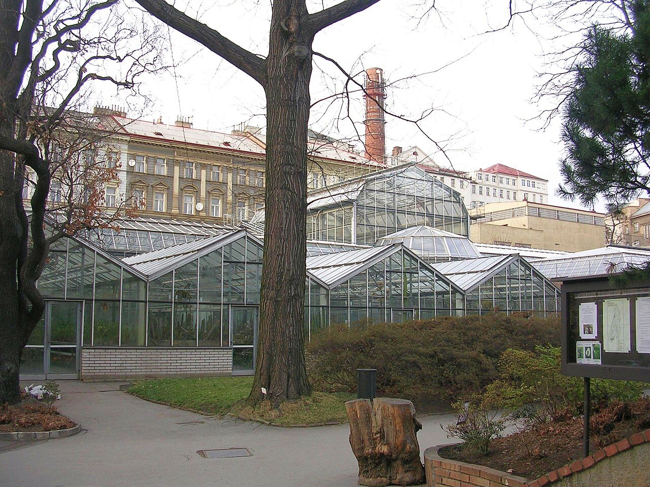 Gewächshäuser des Botanischen Gartens der Karls-Universität (Na Slupi), Prag, Neustadt (Na Slupi) — New Town, Prague, the Czech Republic. The Botanical Gardens of Charles University.