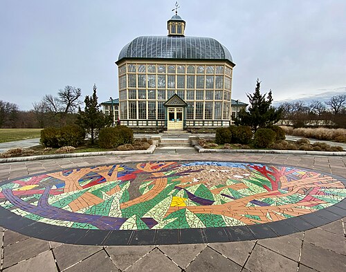 ハワード・ピーターズ・ローリングス温室, メリーランド州ボルチモア — Photo of Bright Palms mosaic by Joyce J. Scott in front of the Rawlings Conservatory in…