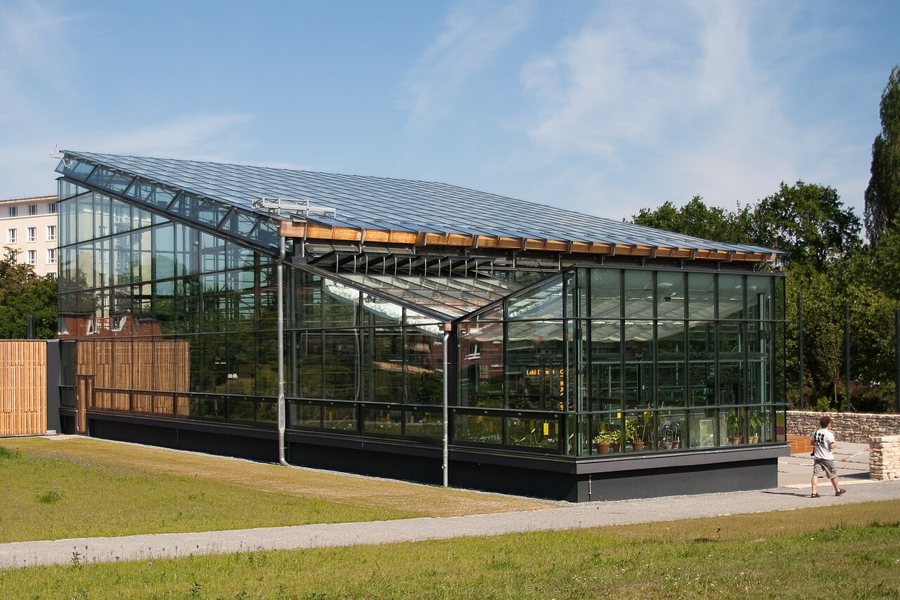 Loki-Schmidt-Gewächshäuser, Botanischer Garten der Universität Rostock, Rostock, Mecklenburg-Vorpommern — greenhouse "Loki Schmidt" (back) in botanical garden of university of Rostock with…