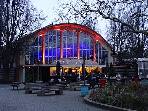 Rivièrahal und Victoriahaus des Diergaarde Blijdorp, Rotterdam, Südholland — Rivièrahal - Diergaarde Blijdorp - Blijdorp - Noord - Rotterdam - illuminated at dusk