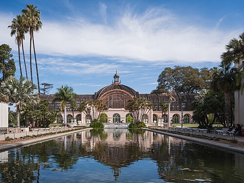 バルボア・パークのボタニカル・ビルディング（ラスハウス）, サンディエゴ、カリフォルニア州 — The lily pond, the palms and the Botanical Building in Balboa Park.