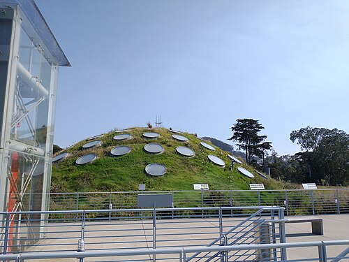 Osher Rainforest (California Academy of Sciences), San Francisco, Californie — Closeup of the roof of the California Academy of Science in San Francisco. This is a…