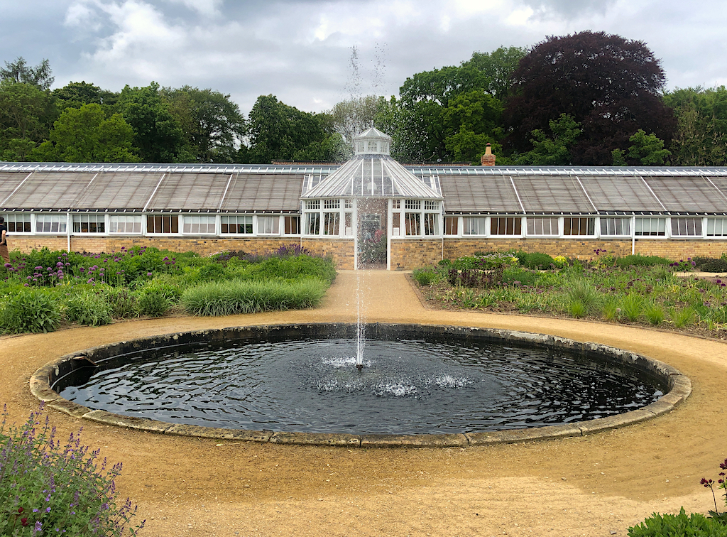 Scampston Hall Conservatory (Gewächshaus von William Richardson), Scampston, bei Malton, North Yorkshire — Conservatory and fountain, Scampston Hall