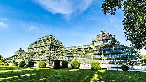 Palmenhaus Schönbrunn (Großes Palmenhaus), Wien, Schlosspark Schönbrunn — Seitenansicht des Palmenhauses im Schlosspark Schönbrunn