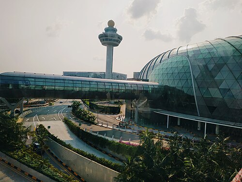 Jewel Changi Airport: Forest Valley und Glaskuppel, Flughafen Changi, Singapur — A view of the Jewel Changi Airport during sunset.