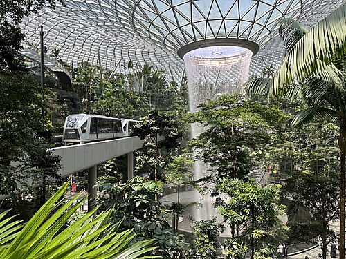 Jewel Changi Airport: Forest Valley und Glaskuppel, Flughafen Changi, Singapur — Le Jewel Changi de l'aéroport de Singapour.
