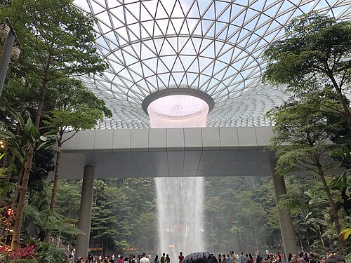 Jewel Changi Airport: Forest Valley und Glaskuppel, Flughafen Changi, Singapur — A ground level perspective view of the Jewel Changi waterfall.