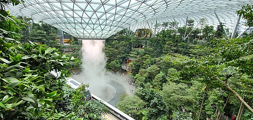 Jewel Changi Airport: Forest Valley und Glaskuppel, Flughafen Changi, Singapur — Rainforest with built in waterfall.