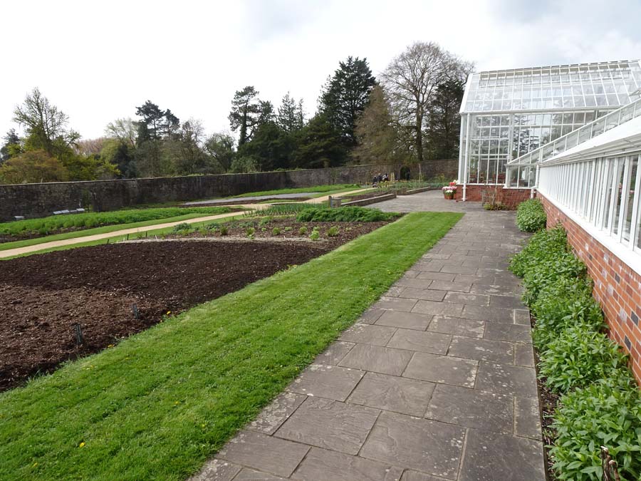 Gewächshaus, Dyffryn Gardens, St Nicholas, Vale of Glamorgan, Wales — Waked Garden and Greenhouse, Dyffryn Gardens, Vale of Glamorgan, Wales