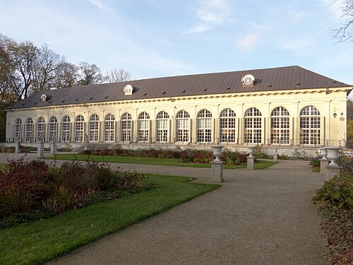 Alte Orangerie, Łazienki-Park, Warschau — Stara Pomarańczarnia w warszawskich Łazienkach Królewskich uwaga z 11.2017 - drzewo…
