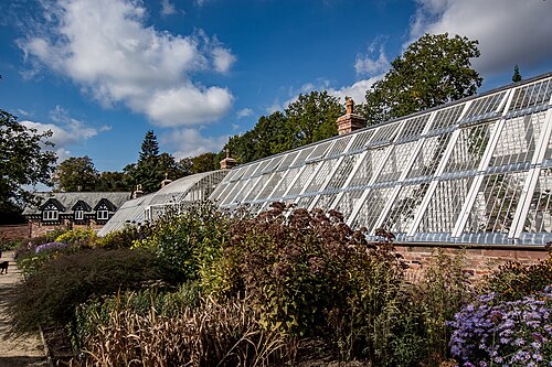 Curvilinear-Glashaus von Quarry Bank, Quarry Bank, Styal (Wilmslow), Cheshire, England — Greenhouses Quarry Bank Mill