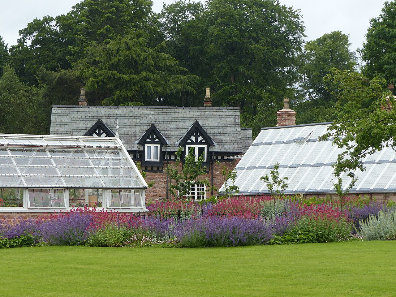 Curvilinear-Glashaus von Quarry Bank, Quarry Bank, Styal (Wilmslow), Cheshire, England — Quarry Bank Mill gardens