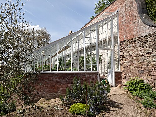 Gewächshaus von Foster & Pearson im ummauerten Garten, The Weir Garden, Swainshill, Herefordshire — Glasshouse at the Weir Garden