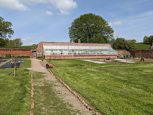 Gewächshaus von Foster & Pearson im ummauerten Garten, The Weir Garden, Swainshill, Herefordshire — Gewächshaus von Foster & Pearson im ummauerten Garten, The Weir Garden — Ansicht 2