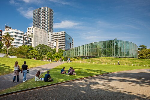 Großes Gewächshaus im Shinjuku Gyoen (新宿御苑大温室), Shinjuku, Tokio — The greenhouse in Shinjuku Gyoen National Garden in Shinjuku, Tokyo, Japan in 2024 May.