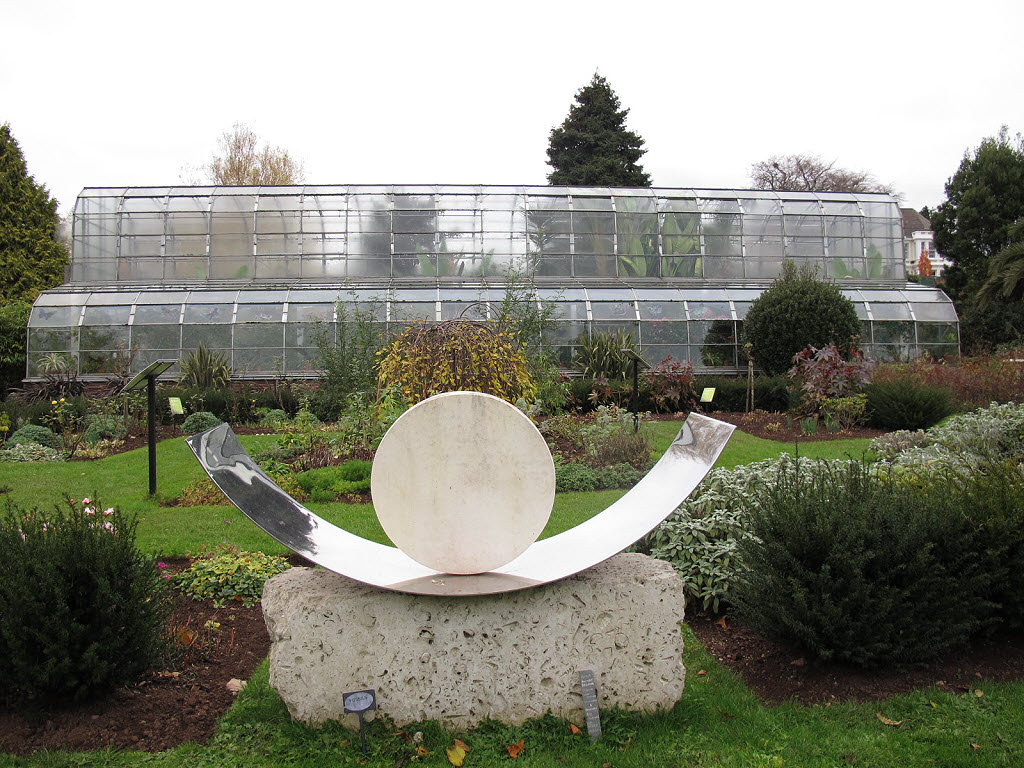 Palm House und Arid House von Torre Abbey, Torquay, Devon — Torre Abbey: glasshouse and sculpture