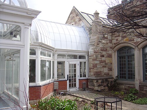 ウェストマウント・コンサバトリーと温室, ウェストマウント（モントリオール）、ケベック州 — Victoria Hall and greenhouse in May 2015