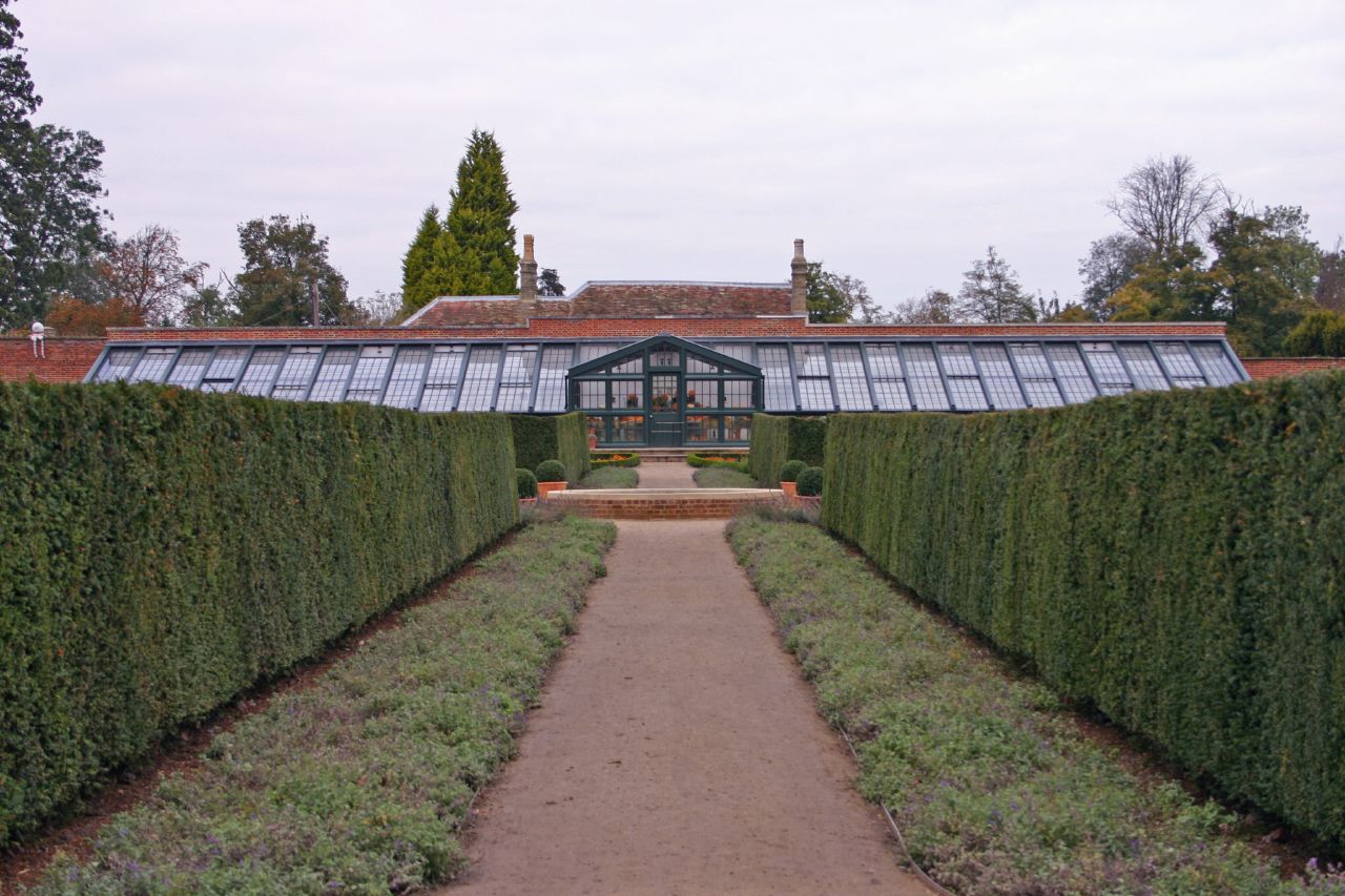 Soanes Ananas- und Weingewächshaus im ummauerten Garten von Wimpole, Wimpole Estate, Arrington (Cambridgeshire), England — Wimpole Hall, in the walled garden