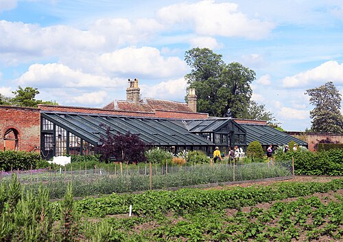 Soanes Ananas- und Weingewächshaus im ummauerten Garten von Wimpole, Wimpole Estate, Arrington (Cambridgeshire), England — Glasshouse in the Walled Garden