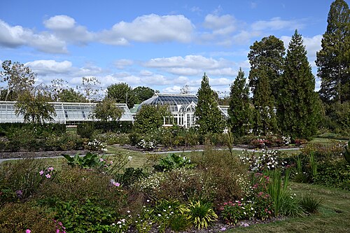 ブラウン・ファミリー・コンサバトリー（レイノルダ・ガーデンズ）, ウィンストン・セーラム、ノースカロライナ州 — Partial view of greenhouse, Reynolda Gardens, Winston-Salem, North Carolina
