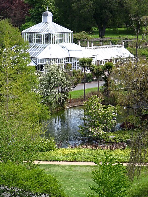 ウィンターガーデン・グラスハウス, オタゴ地方ダニーデン、ダニーデン植物園 — Dunedin Botanic Gardens in 2008, looking west across the duckpond, Dunedin, New Zealand.
