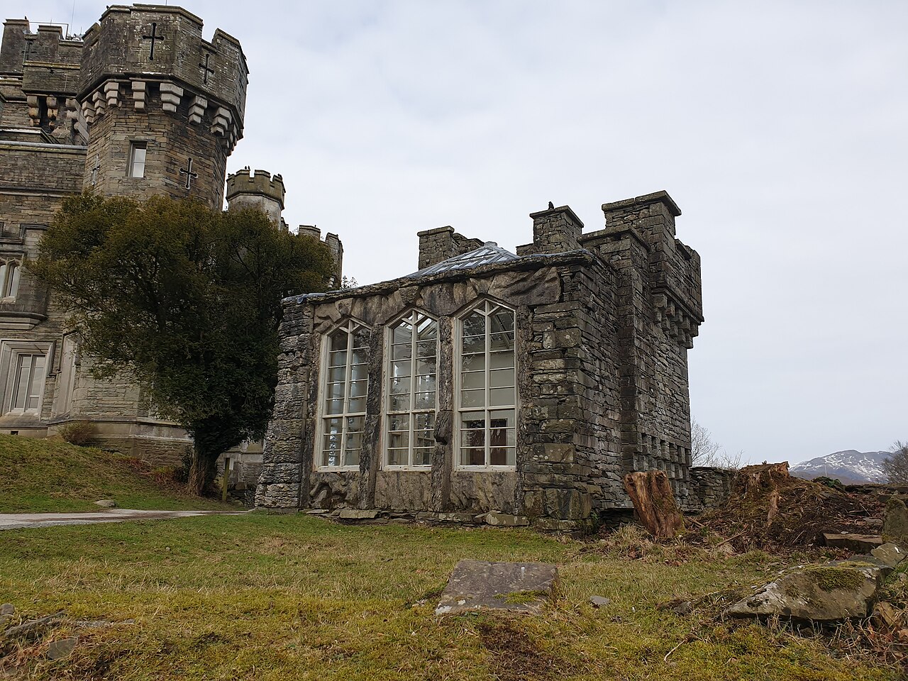 レイ城の温室(グラスハウス), レイ城、ロウ・レイ(カンブリア州)、アンブルサイド近郊 — Small building by Wray Castle