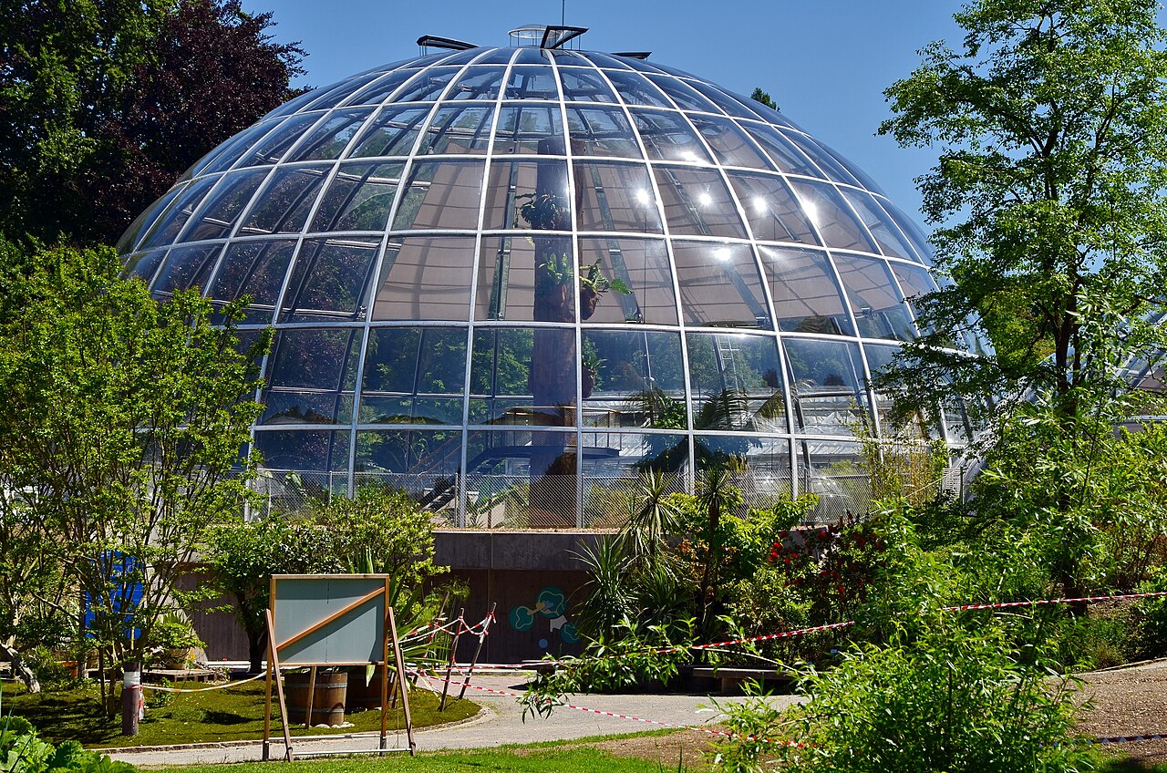 Tropenkuppeln des Botanischen Gartens der Universität Zürich, Zürich, Kanton Zürich — Botanischer Garten der Universität Zürich in Zürich- Weinegg This is an image of a…