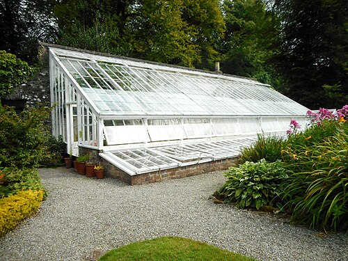 Gewächshaus von Mackenzie & Moncur, ummauerter Garten von Geilston Garden, Cardross, Argyll and Bute (Schottland)