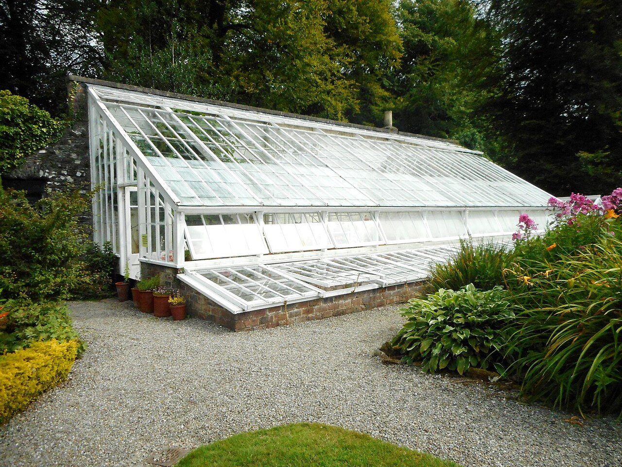Gewächshaus von Mackenzie & Moncur, ummauerter Garten von Geilston Garden, Cardross, Argyll and Bute (Schottland)
