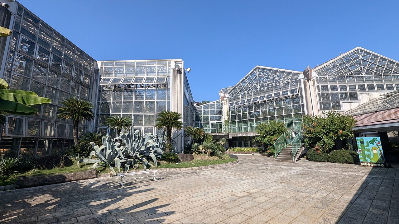 Gewächshäuser des Ichikawa Ornamental Botanical Garden (市川市観賞植物園 大温室・サボテン温室), Ichikawa (Ōmachi-Park), Präfektur Chiba