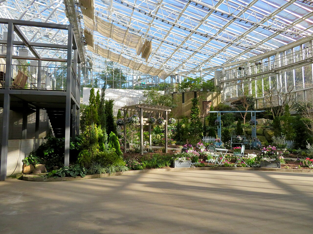 Hana no Chikyūkan (花の地球館), großes Gewächshaus des Gifu World Rose Garden (ぎふワールド・ローズガーデン), Kani, Präfektur Gifu