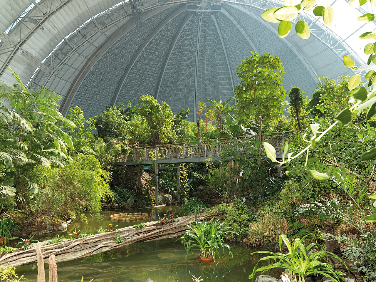 Regenwaldhalle der Tropical Islands (ehemalige CargoLifter-Luftschiffhalle), Krausnick-Groß Wasserburg, Brandenburg