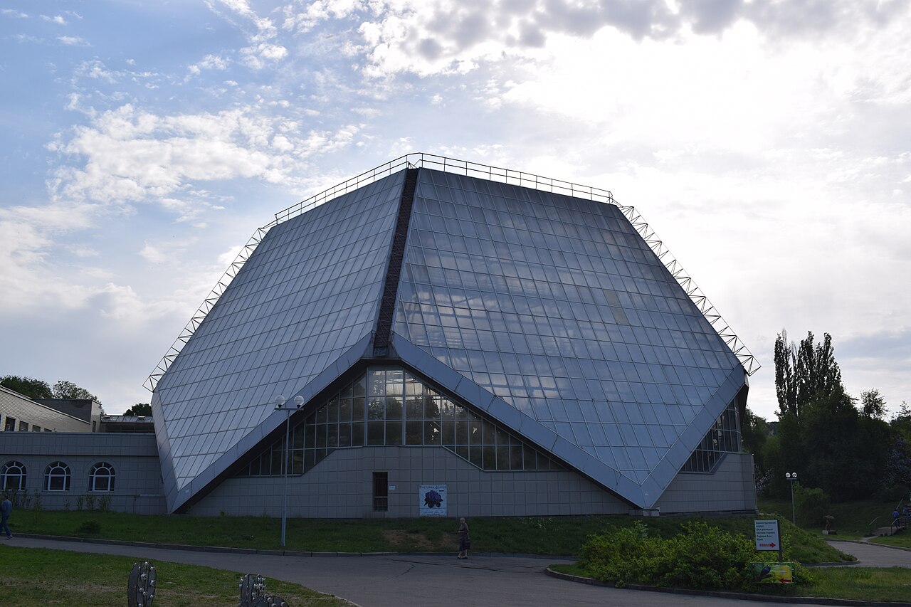 Orangeriekomplex und Glaskuppel des Nationalen Botanischen Gartens Hryshko, Kiew (Petschersk)