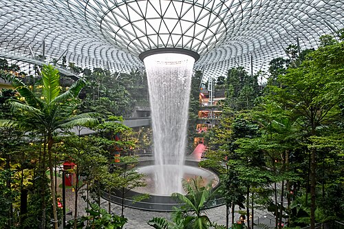 Jewel Changi Airport: Forest Valley und Glaskuppel, Flughafen Changi, Singapur