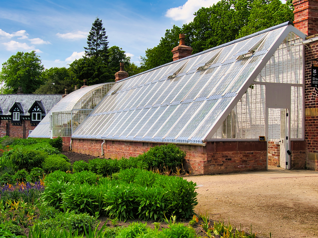 Curvilinear-Glashaus von Quarry Bank, Quarry Bank, Styal (Wilmslow), Cheshire, England