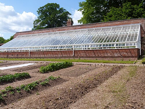 Gewächshaus von Foster & Pearson im ummauerten Garten, The Weir Garden, Swainshill, Herefordshire