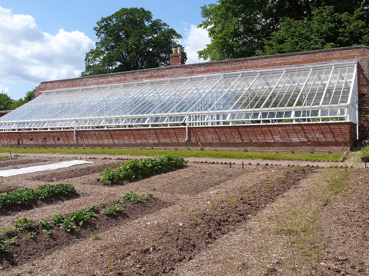 Gewächshaus von Foster & Pearson im ummauerten Garten, The Weir Garden, Swainshill, Herefordshire