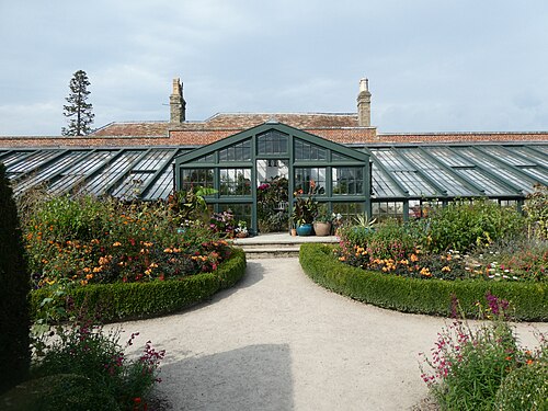 Soanes Ananas- und Weingewächshaus im ummauerten Garten von Wimpole, Wimpole Estate, Arrington (Cambridgeshire), England