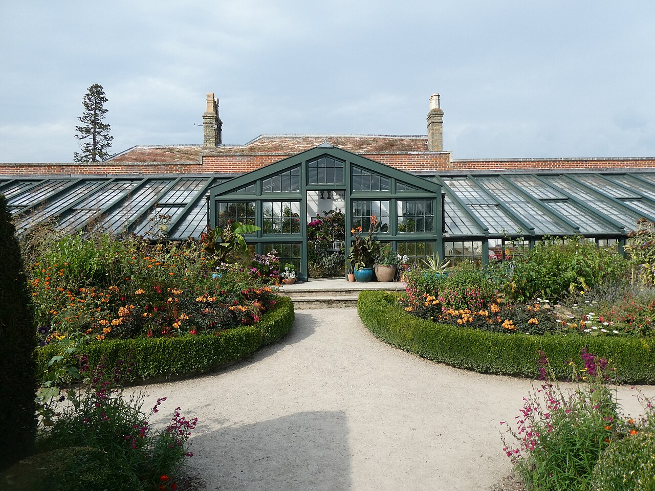 Soanes Ananas- und Weingewächshaus im ummauerten Garten von Wimpole, Wimpole Estate, Arrington (Cambridgeshire), England